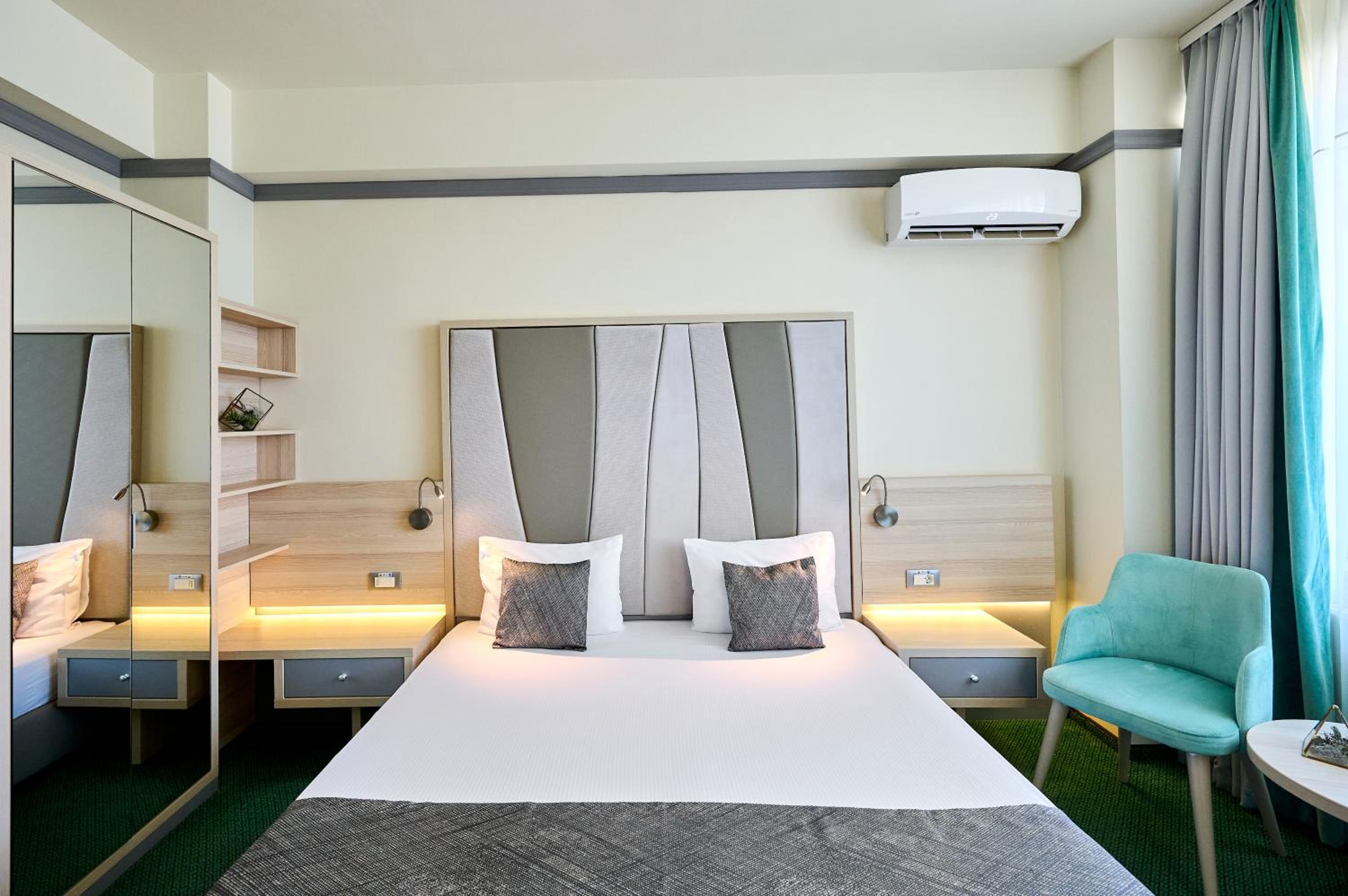 Room, Double Bed, City View