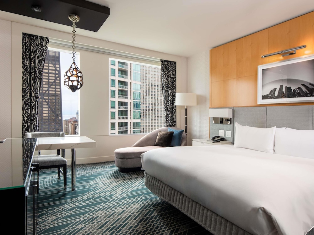 LUXURY, KING BED