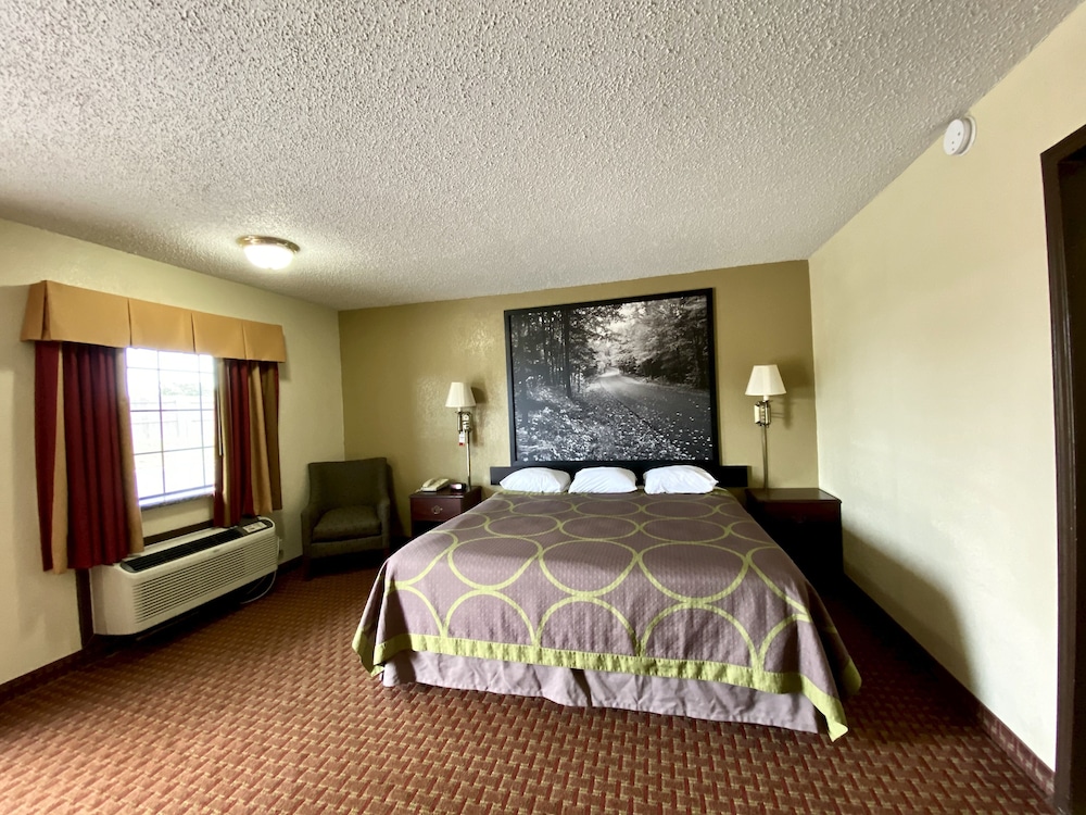 Super 8 By Wyndham Shawnee 14/48