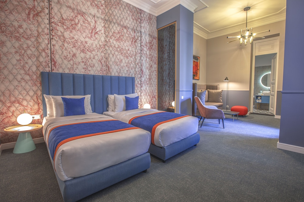 Heritage Hotel and Suites 12/39