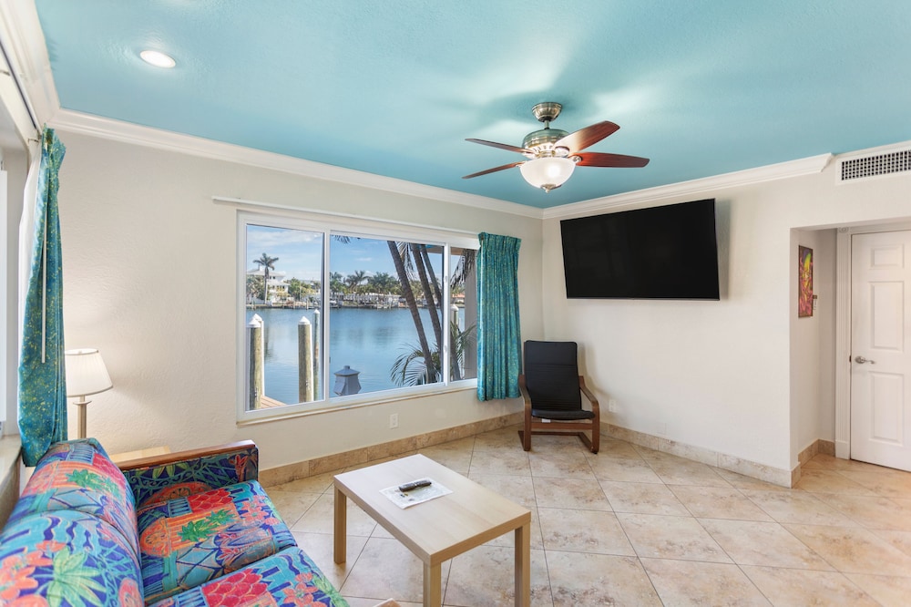 Bay Palms Waterfront Resort - Hotel and Marina 40/70