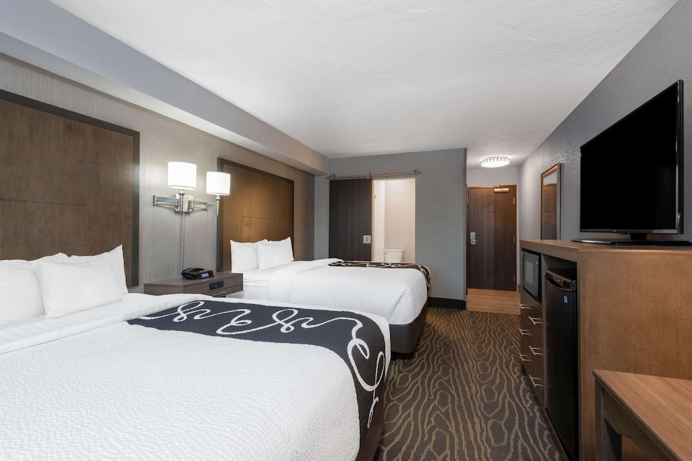 La Quinta Inn and Suites by Wyndham Anchorage Airport 8/23