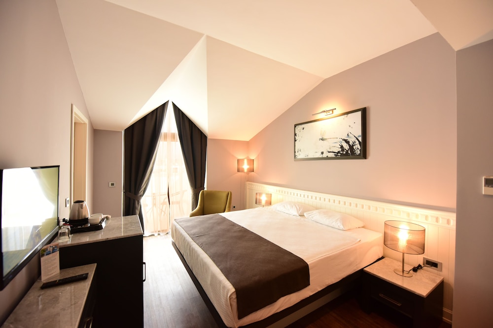 Room, Double Bed, Pool View, Attic