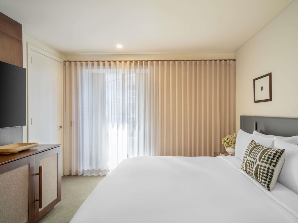 PRESTIGE, SUITE, KING BED, LIVING AREA