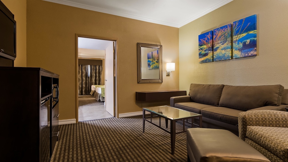 Royal Sun Inn & Suites 18/25