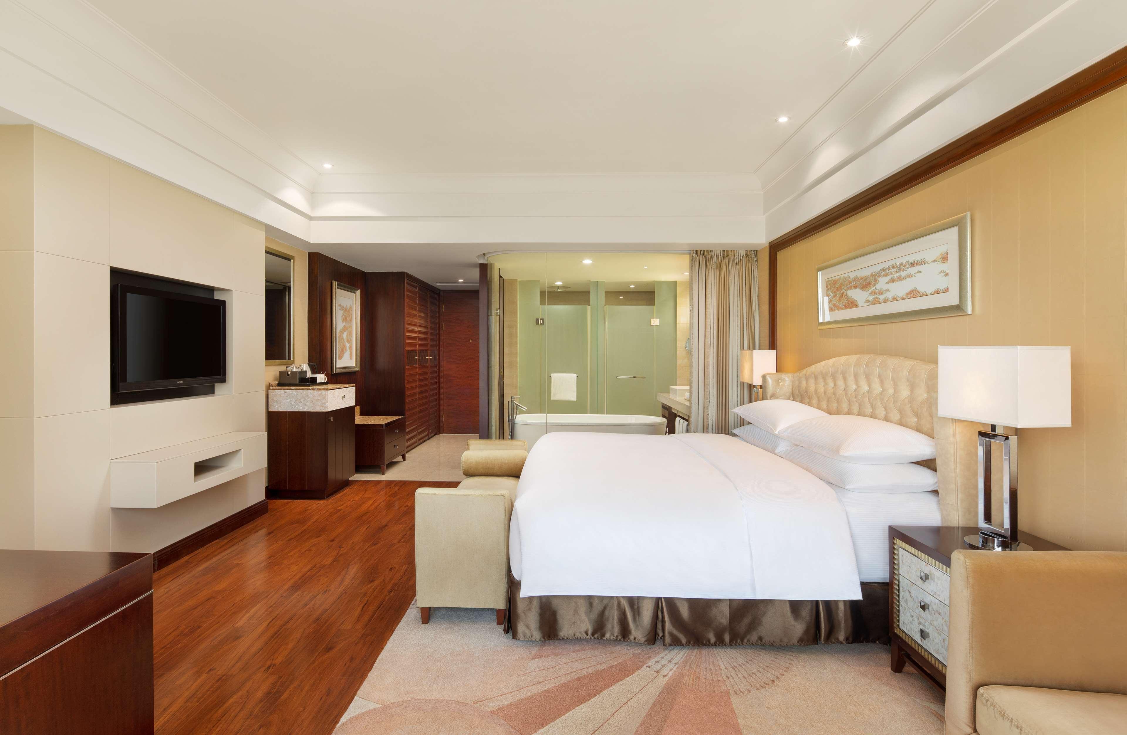 غرفة بسرير مزدوج بإطلالة على البحيرة، Hilton Hangzhou Qiandao Lake Resort 2/2