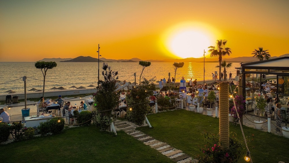 Uras Beach Hotel 40/50