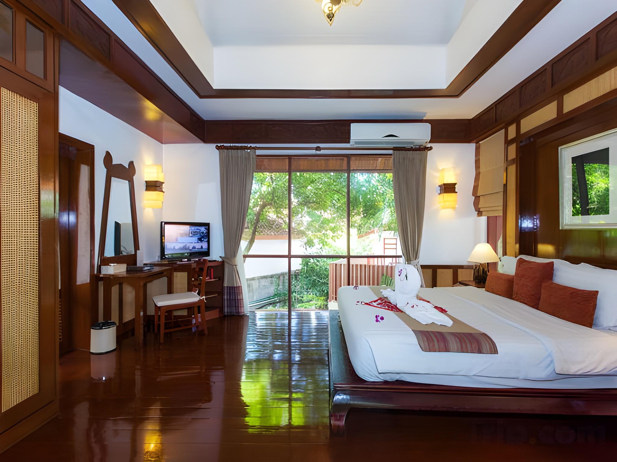 Grand, Pool, Villa, Queen Bed