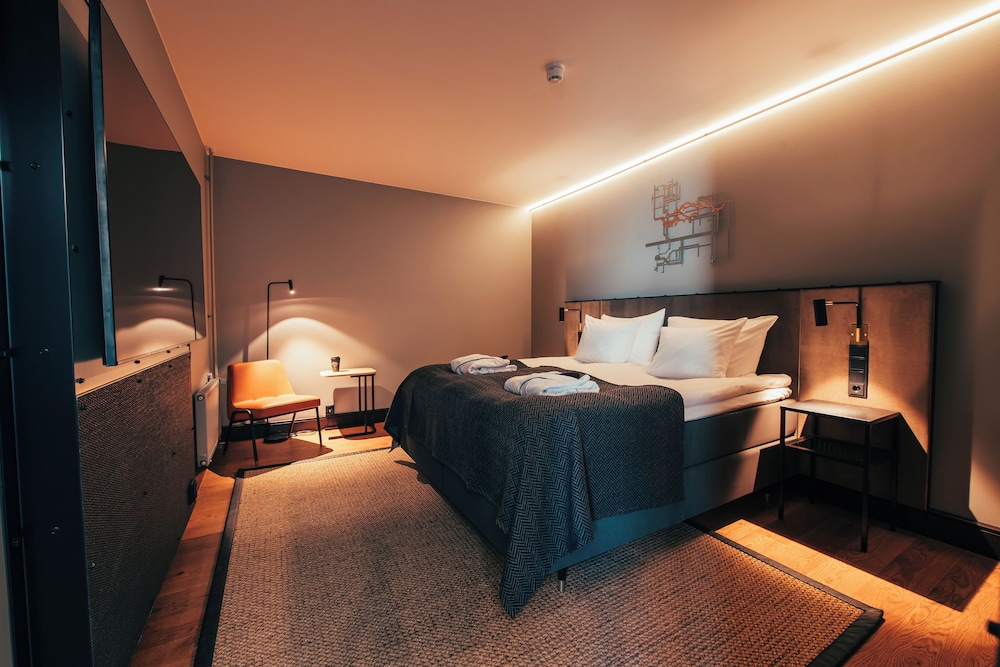 DELUXE, KING BED