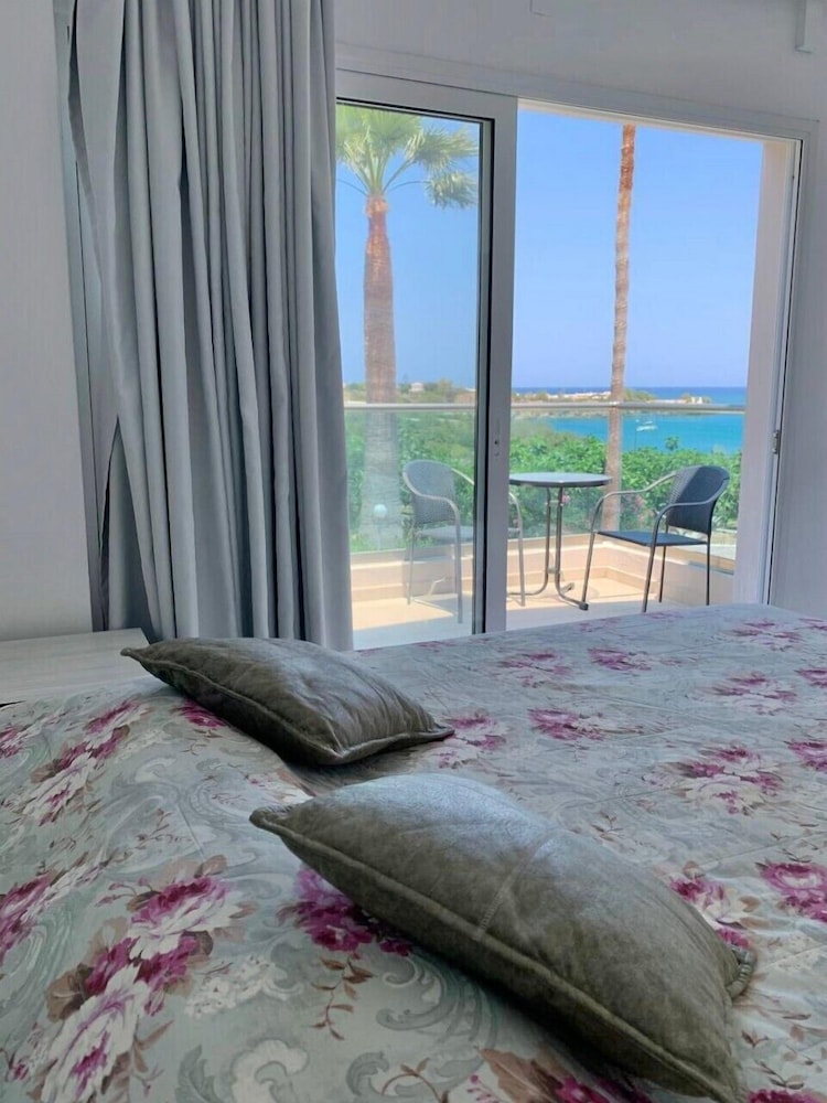 Saradari Beach Hotel 40/50