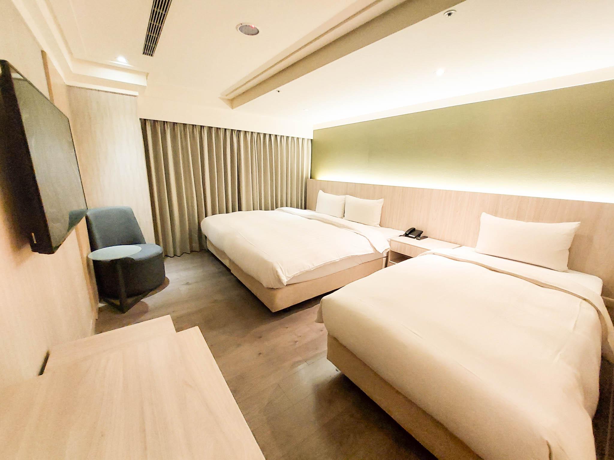 غرفة ثلاثية بسرير كوين وسرير فردي