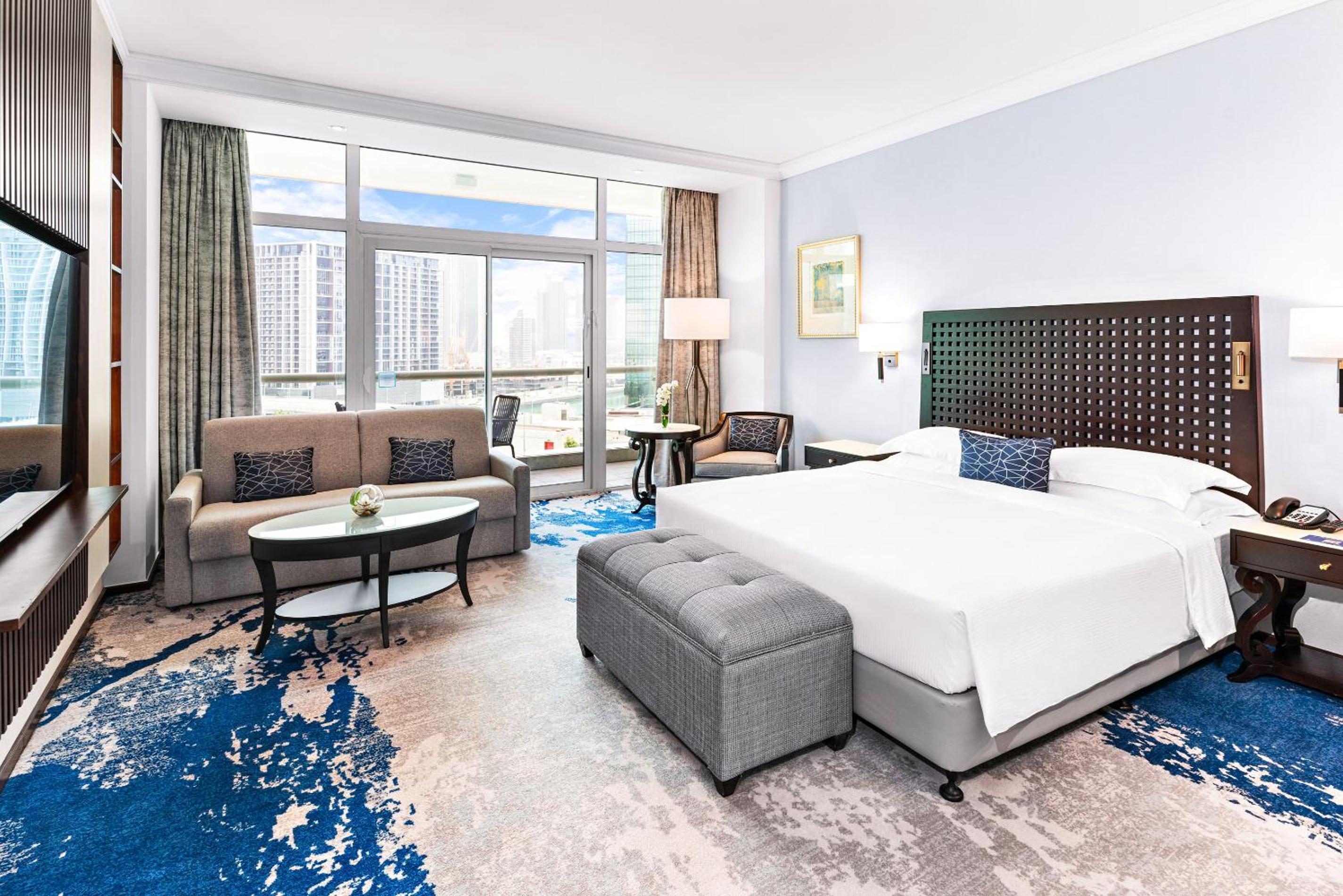 غرفة بإطلالة على البحر بشرفة مع أريكة، Beach Rotana Abu Dhabi Hotel 2/3