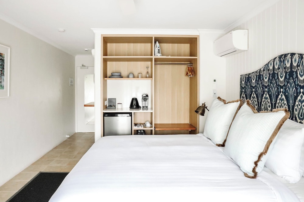 DELUXE, KING BED
