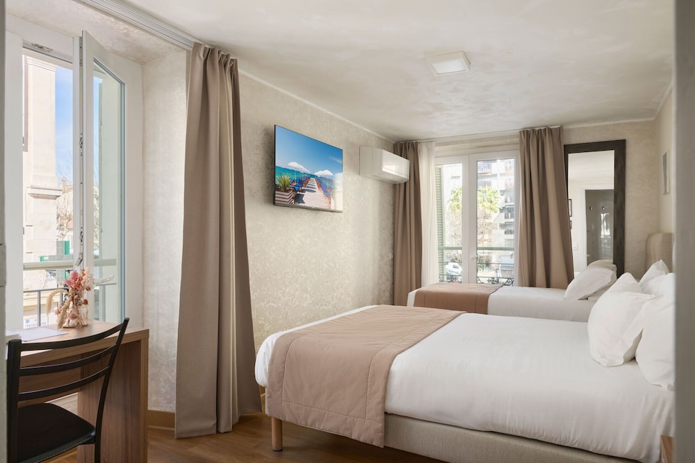 غرفة عائلية بسرير مزدوج وسريرين منفصلين، Hotel Des Congres Et Festivals 10/10