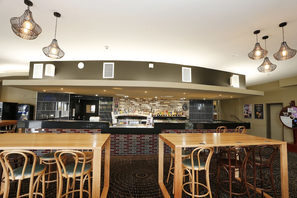 The Lakes Hotel 53/59