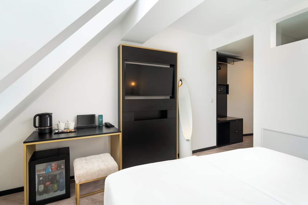 DELUXE, DOUBLE BED