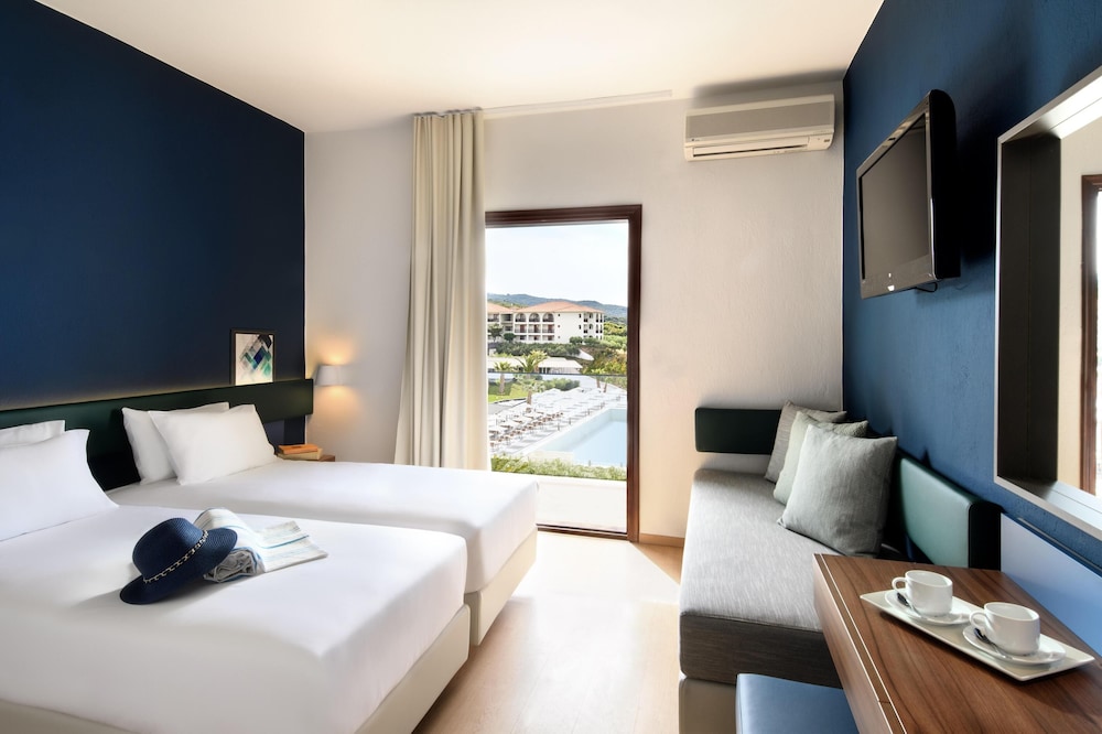 Standard, Queen Bed, Partial Sea View, Sofa