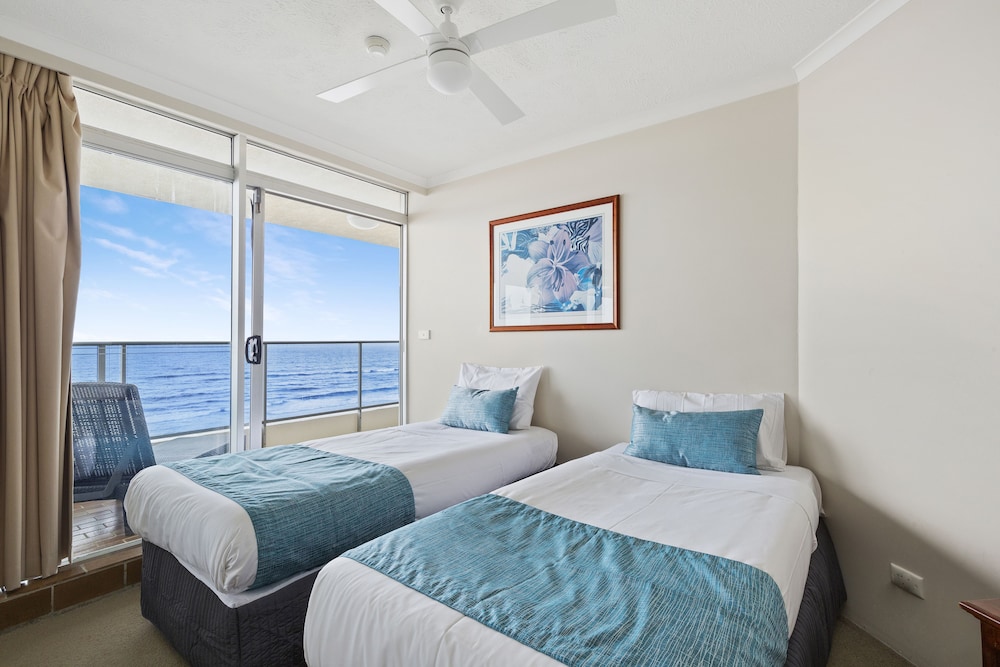 FORESHORE BEACHFRONT APARTMENTS 7/66