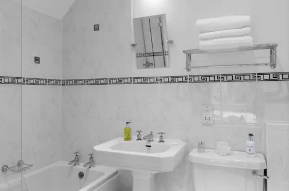 The Hurtwood Inn Hotel 25/25