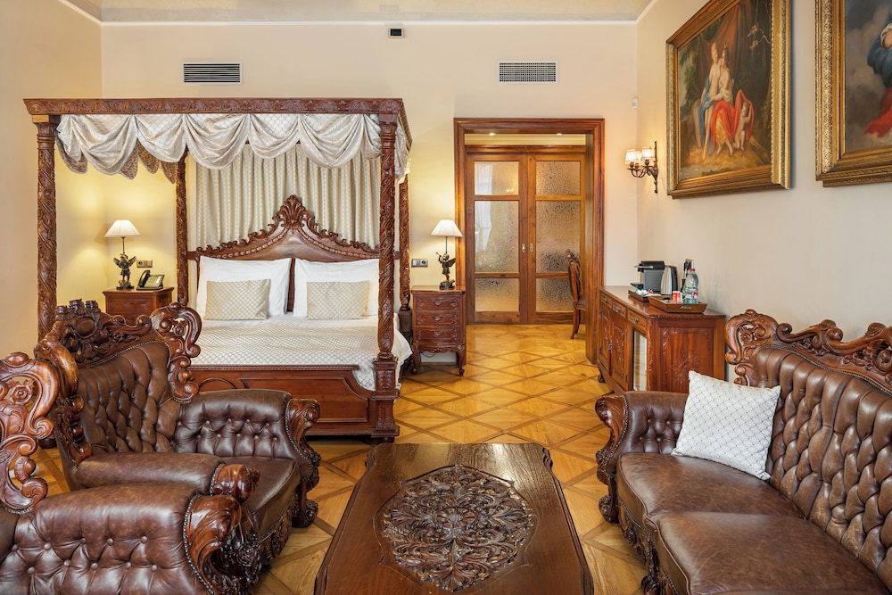 Iron Gate Hotel And Suites 48/71
