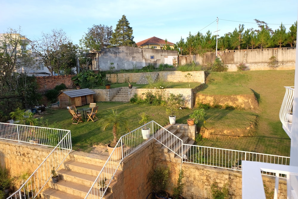 Lu Tan Villa 68/72