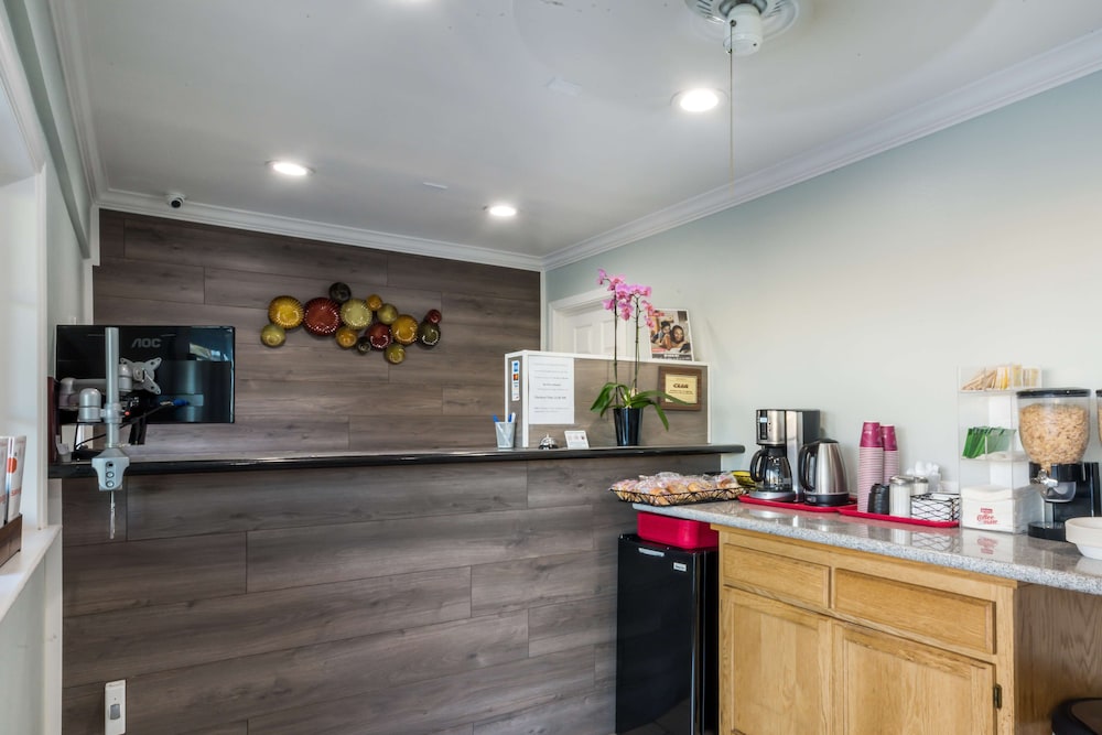 Americas Best Value Inn-Santa Rosa 8/27