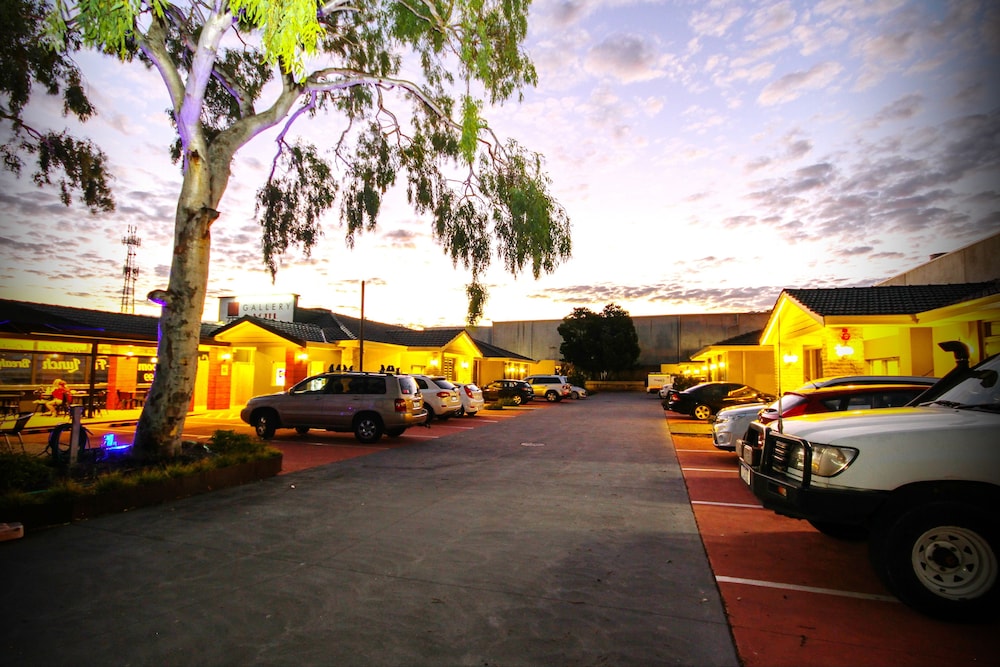 Gallery Hotel 70/71