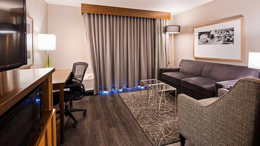 Best Western Cedar Inn & Suites 28/36