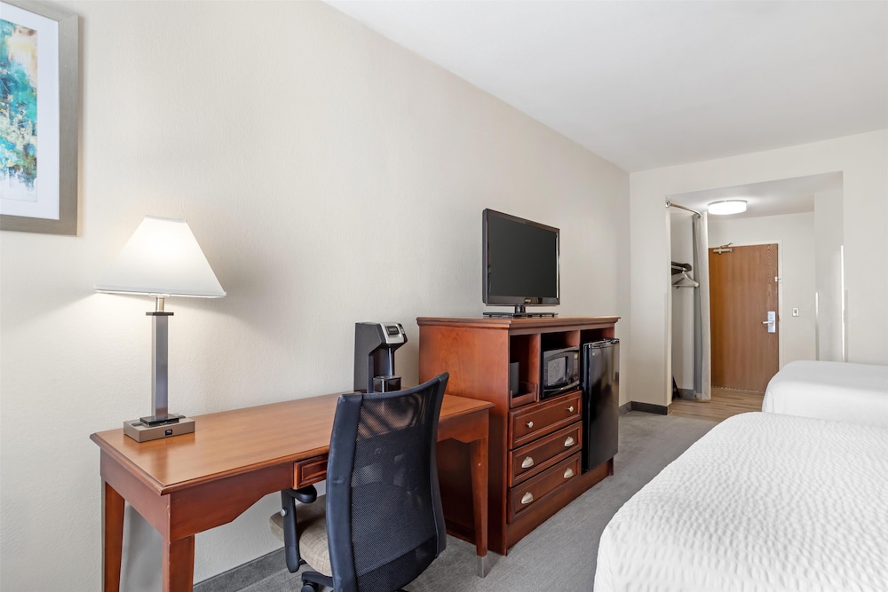 Best Western Plus Executive Hotel Suites 16/50