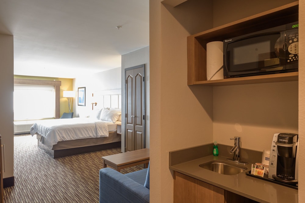 Holiday Inn Express Suites Jamestown 12/40