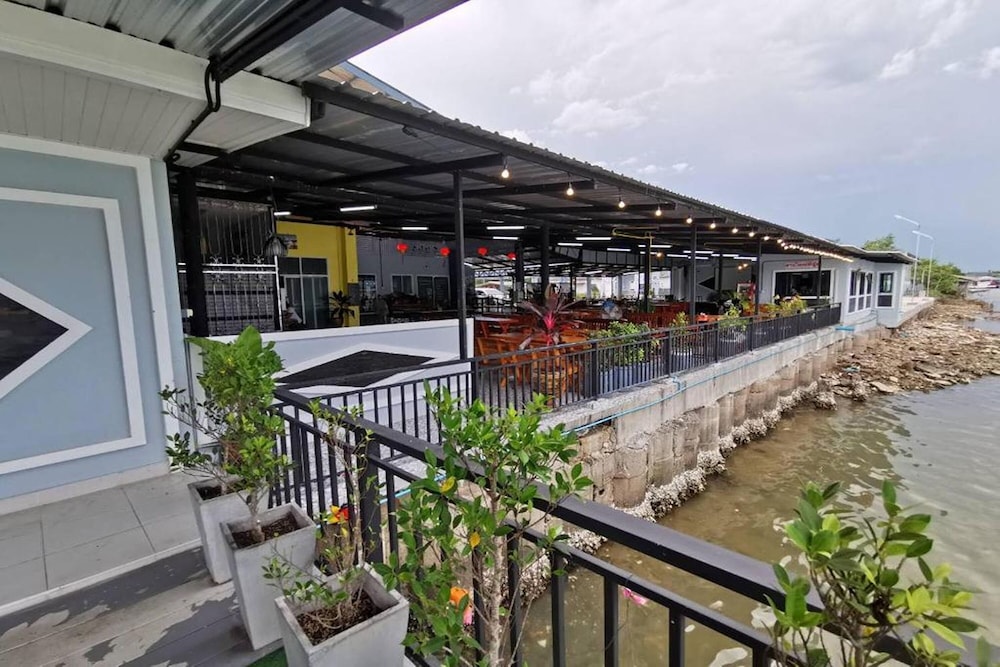 Chaiyai Riverfront Hotel 1/50