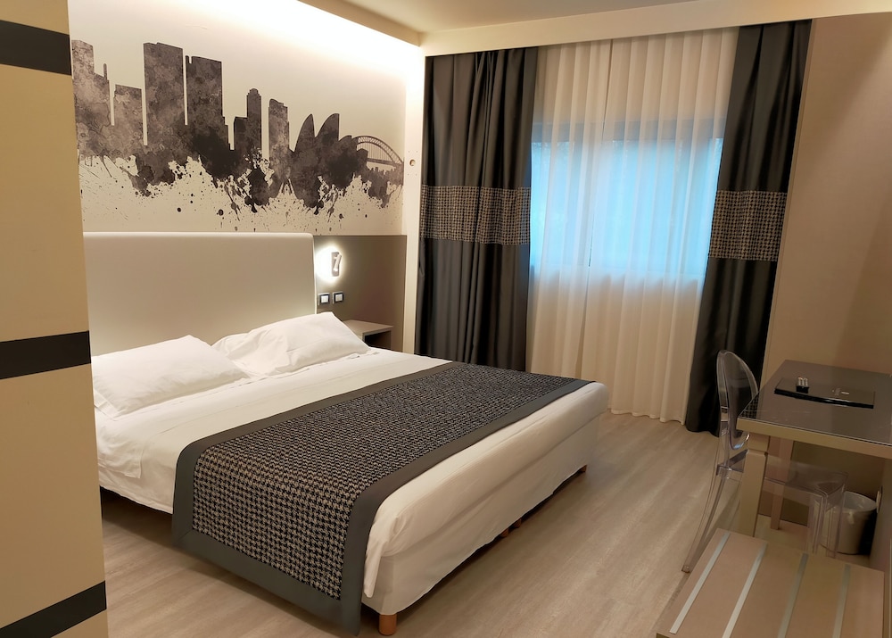 DELUXE, TWIN BEDS