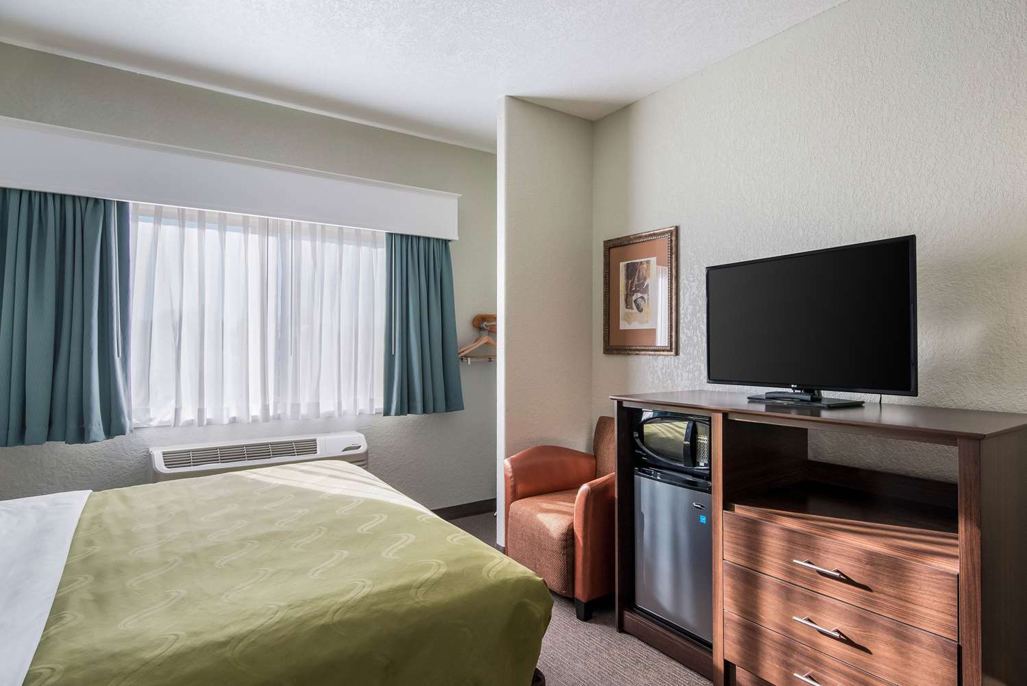غرفة بسرير كينج لذوي الإعاقة، Quality Inn & Suites Pueblo West 3/4