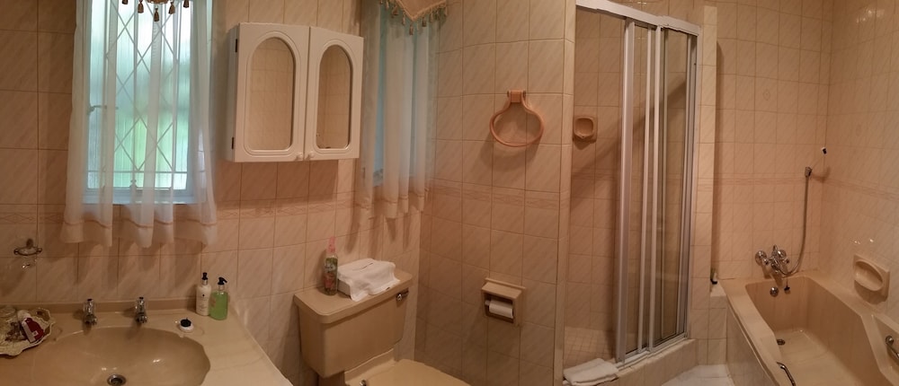 Royal Ridge Guest House and Apartments 42/70
