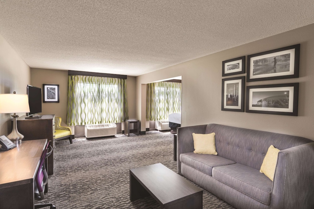 La Quinta Inn and Suites by Wyndham Kennesaw 34/46