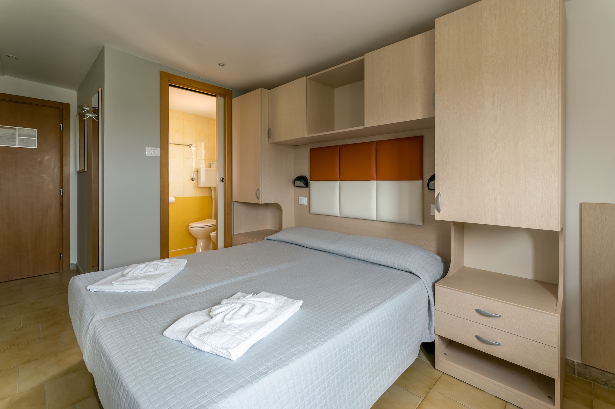 ROOM, DOUBLE OR TWIN BED