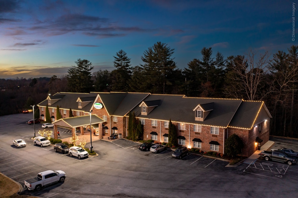 Mountain Inn & Suites Flat Rock 5/53