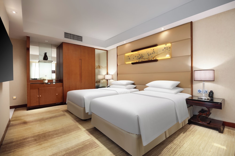 SUPERIOR, TWIN BEDS, CITY VIEW
