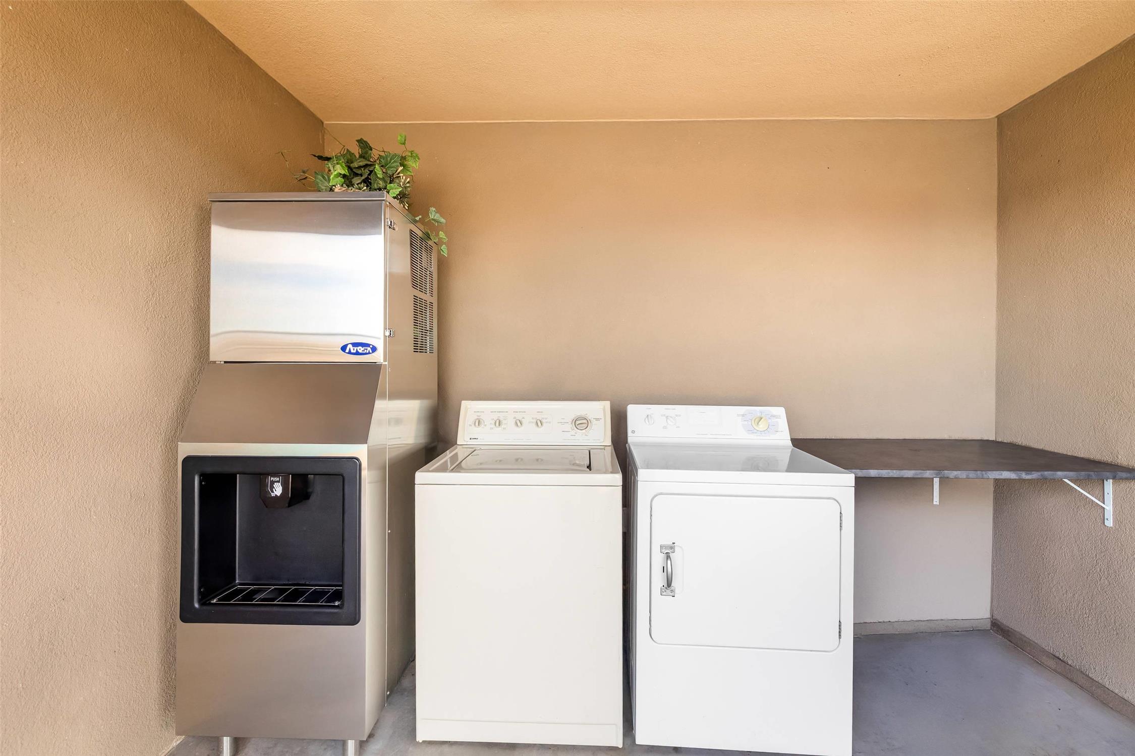Rodeway Inn Copper Stay Benson AZ I-10 Exit 304 4/8