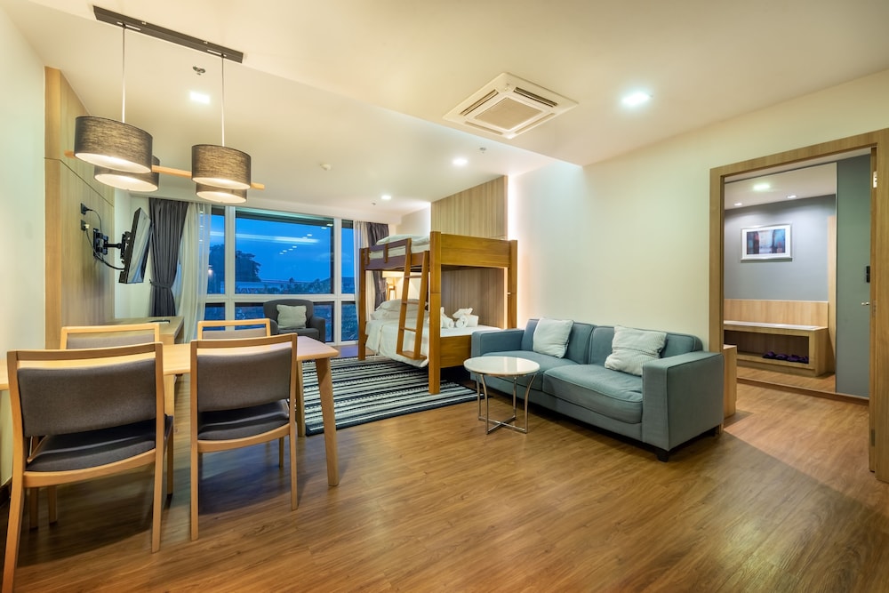 Plaai Prime Hotel (ex D Varee Diva Central Rayong) 27/71