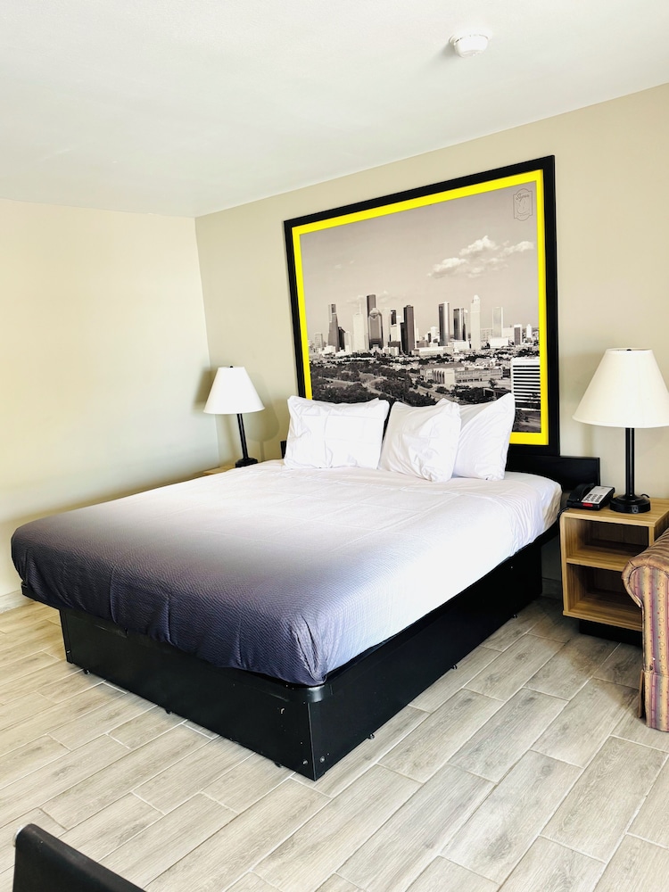 ROOM, KING BED