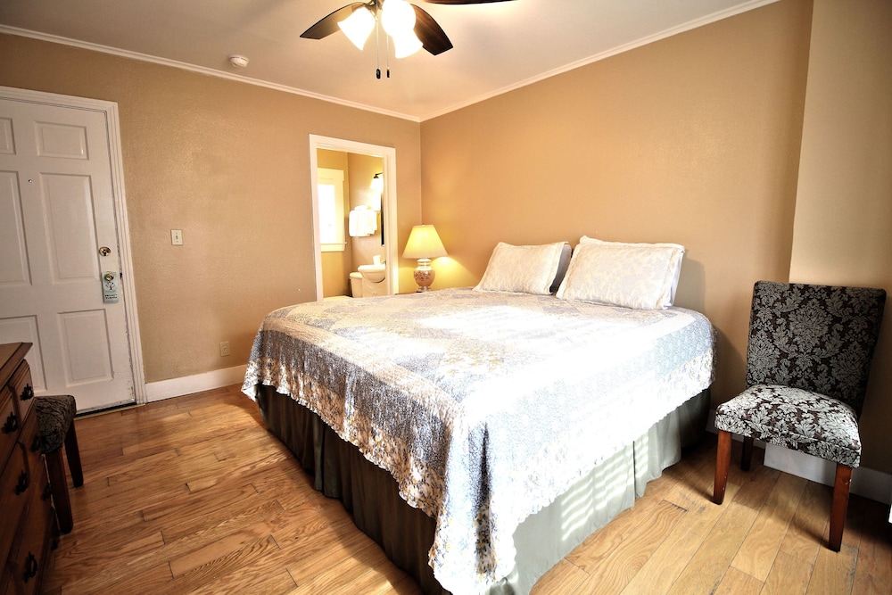 Peach Tree Inn & Suites 12/67