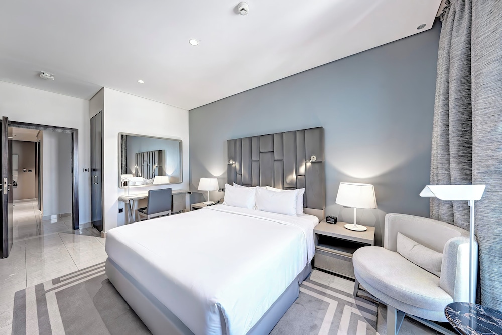 2 BEDROOMS, FAMILY, 1 KING AND 1 SINGLE BEDS