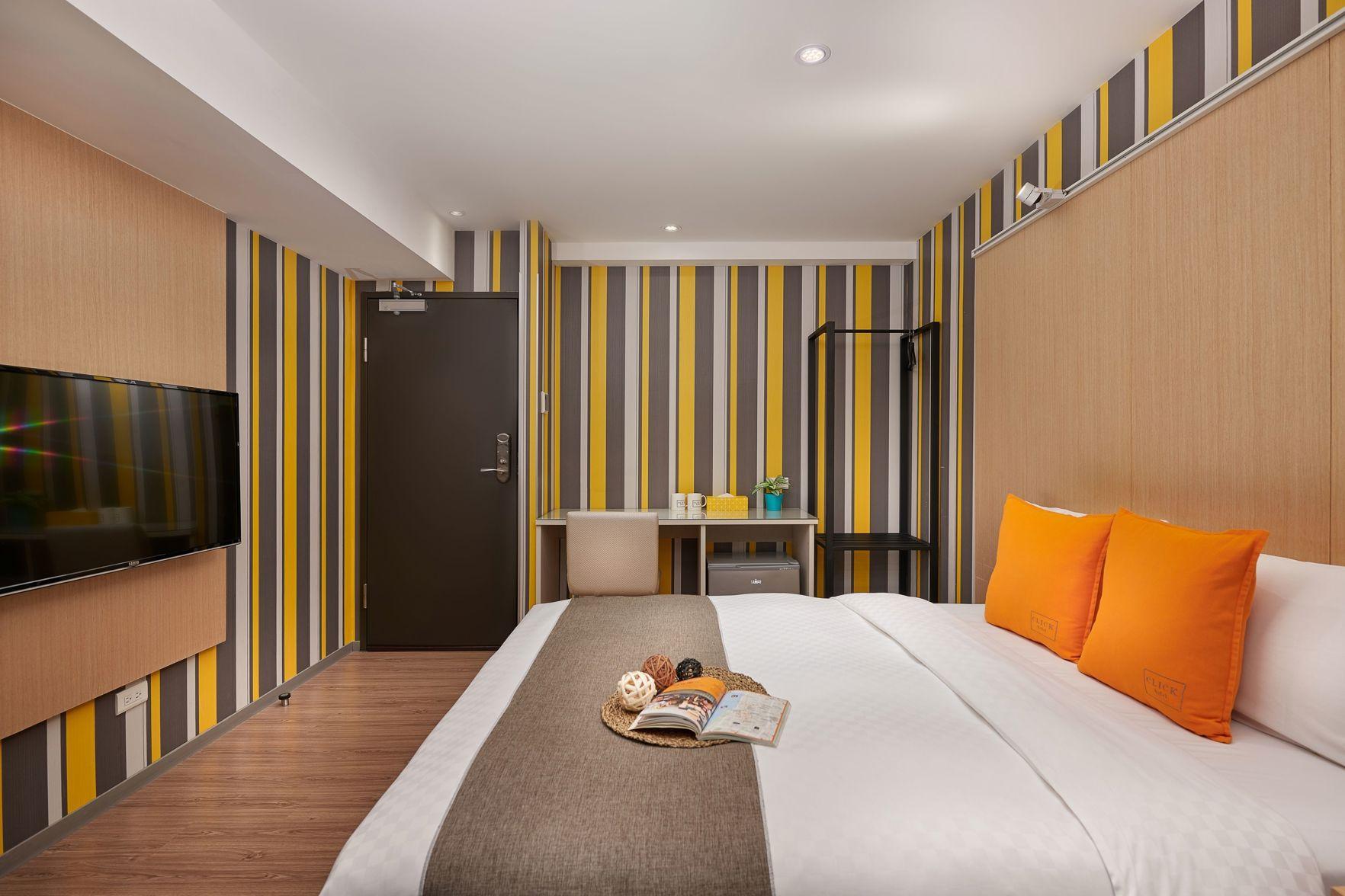 Superior, King Bed, No Window, Bathtub