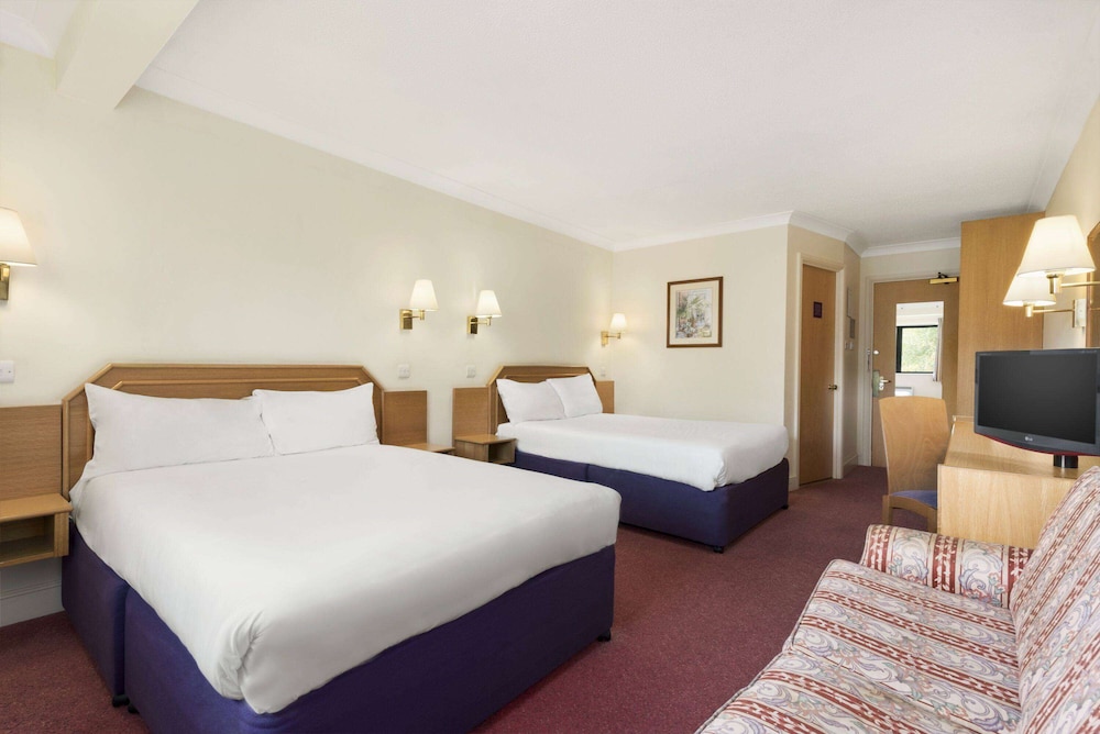 غرفة بسريرين مزدوجين، Days Inn by Wyndham Watford Gap 2/5