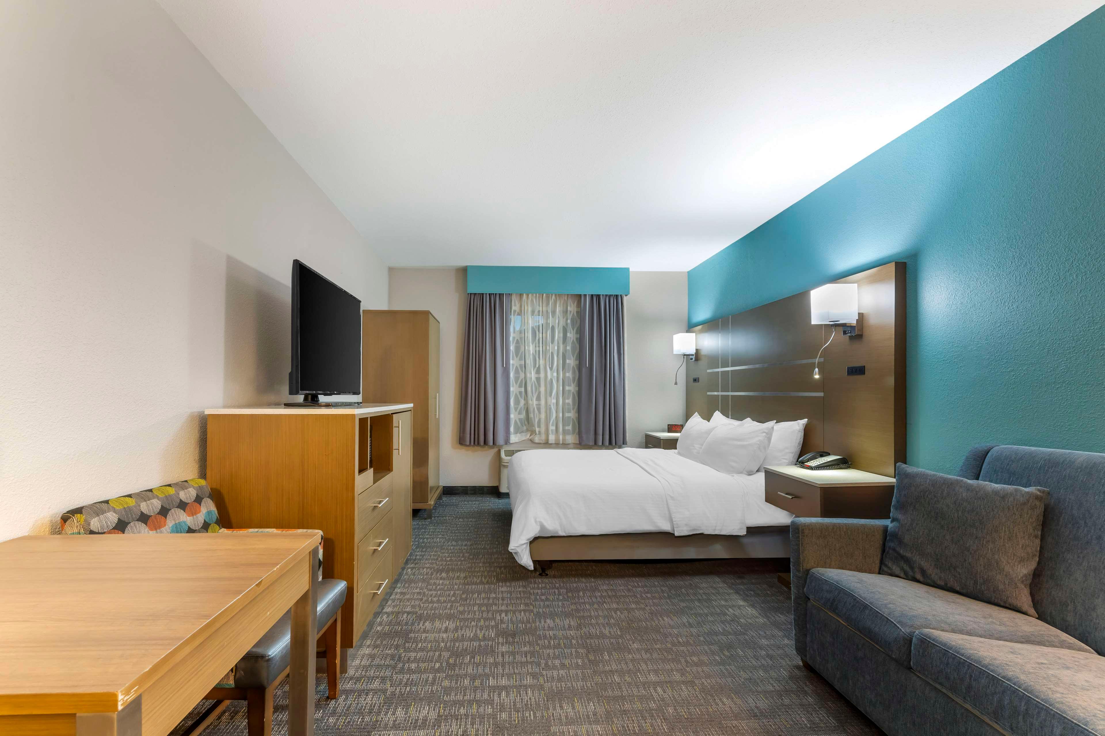 Suite, King Bed, Accessible
