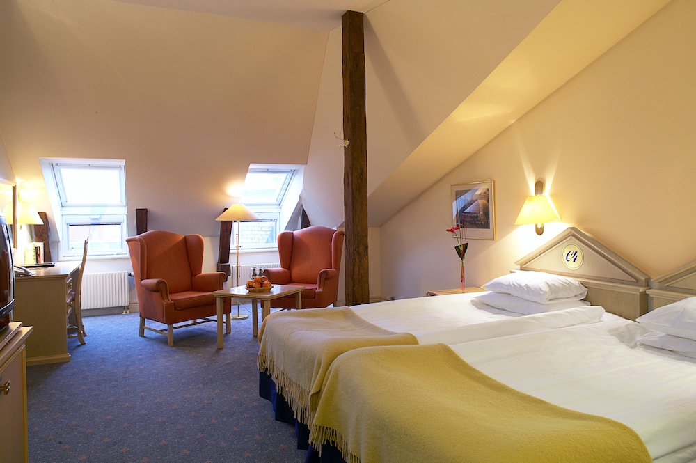 First Hotel Christian Iv 18/76