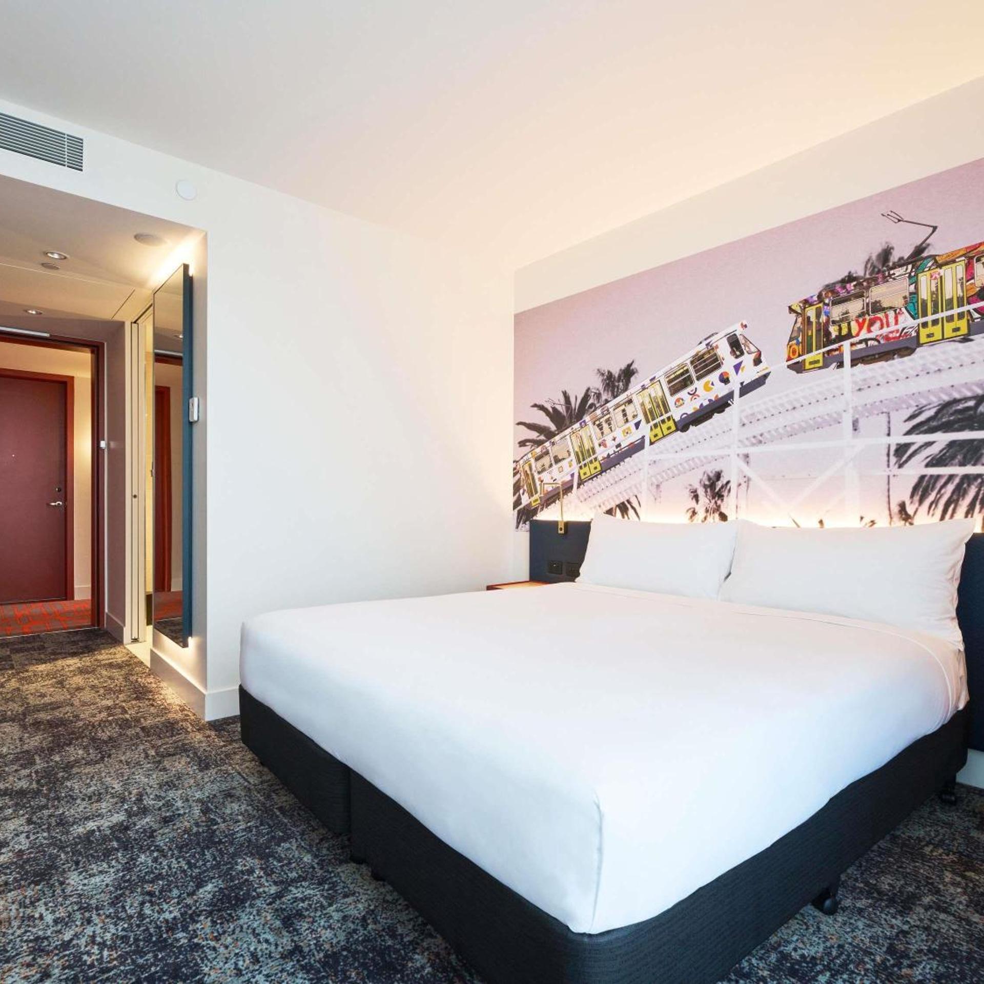 Deluxe, King Bed, Runway View