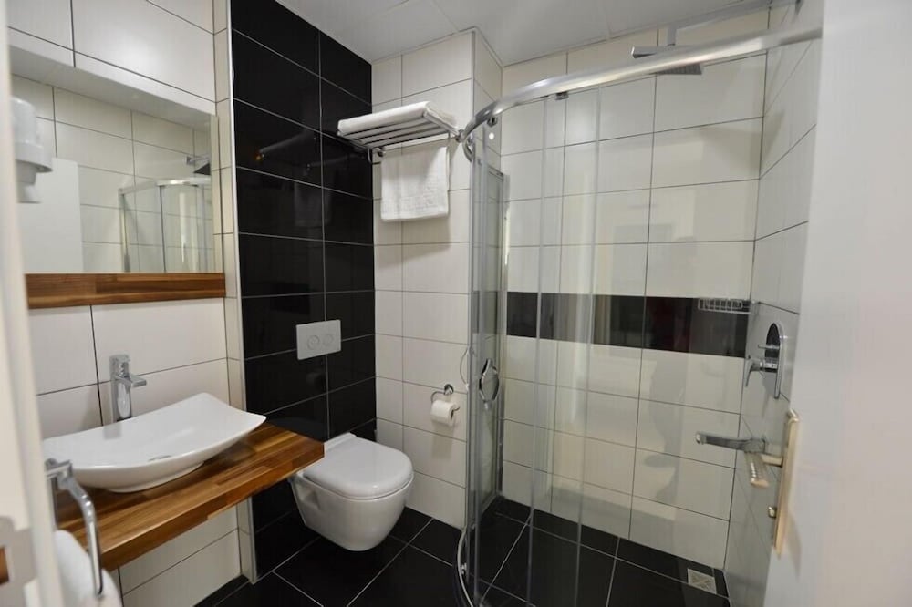 Sahin Hotel 2 33/36