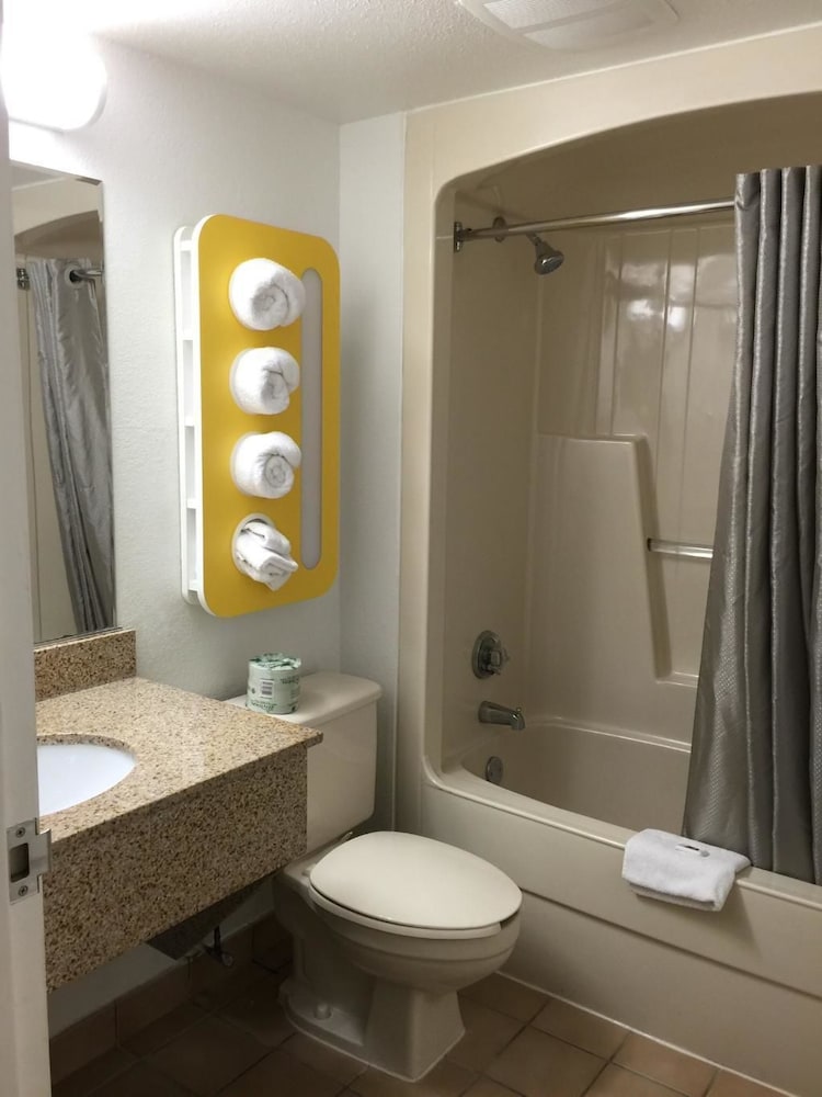 Motel6 Branford, CT - New Haven 24/58